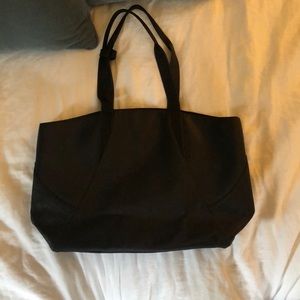 Lululemon black shoulder tote